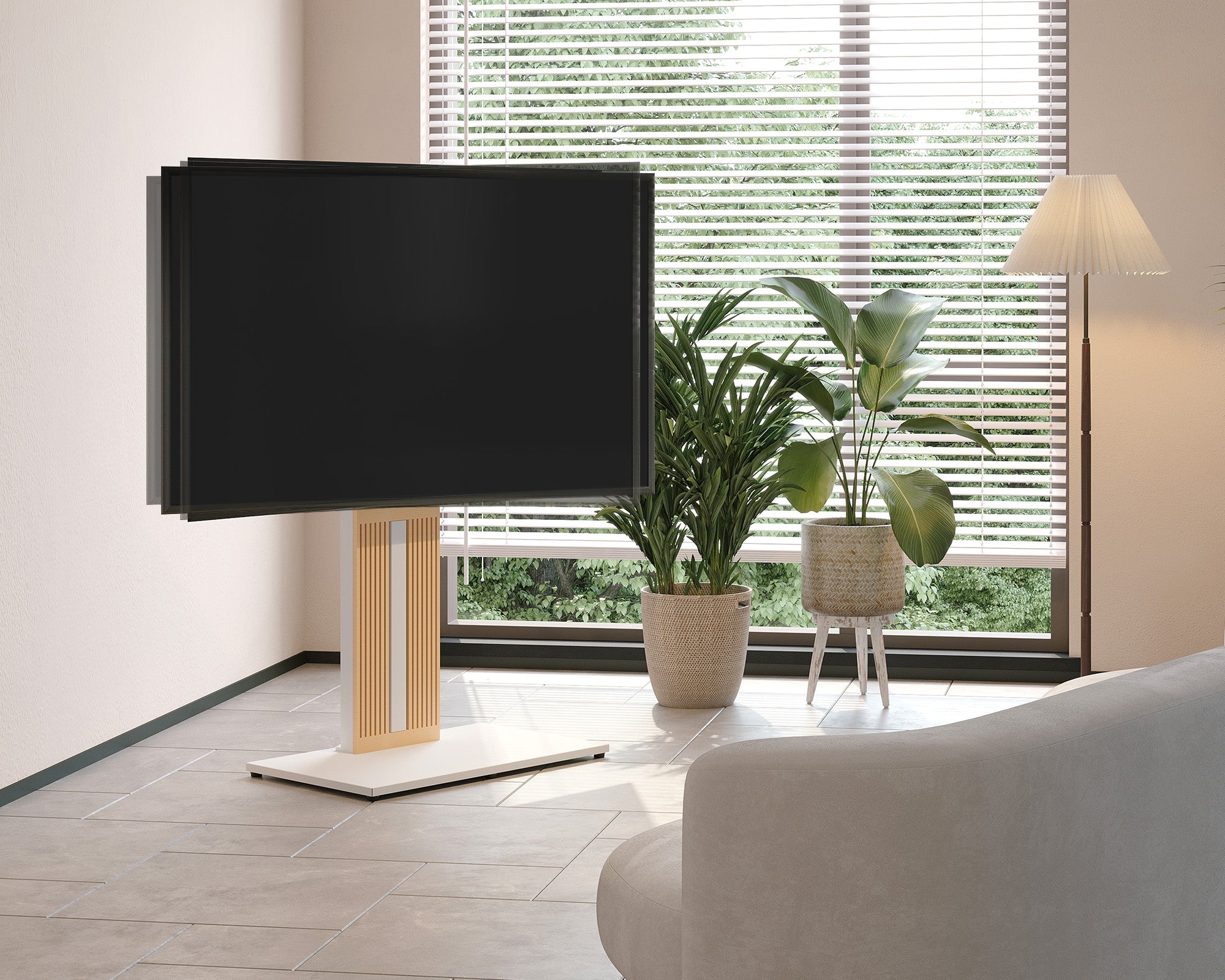 Weißer Bodenständer vor dem raumhohen Fenster im Wohnzimmer